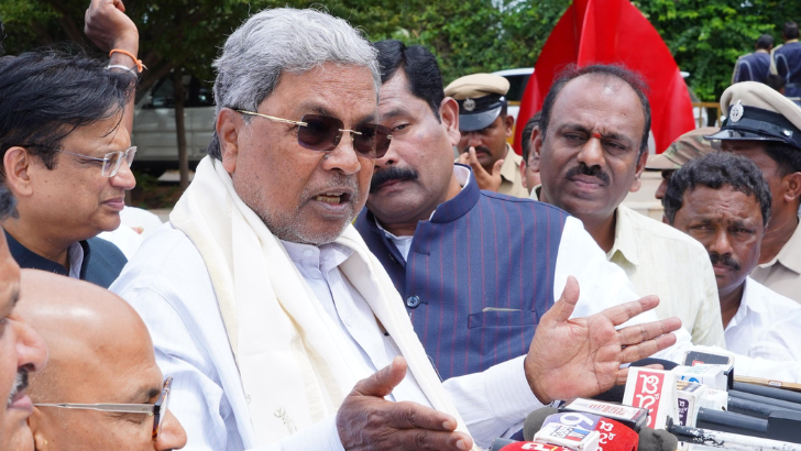 https://www.salarnews.in/public/uploads/images/newsimages/maannewsimage06102025_221755_Siddaramaiah CM role .png
